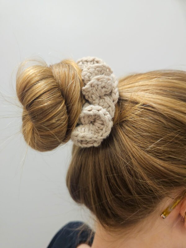 Beżowa frotka do włosów scrunchie.