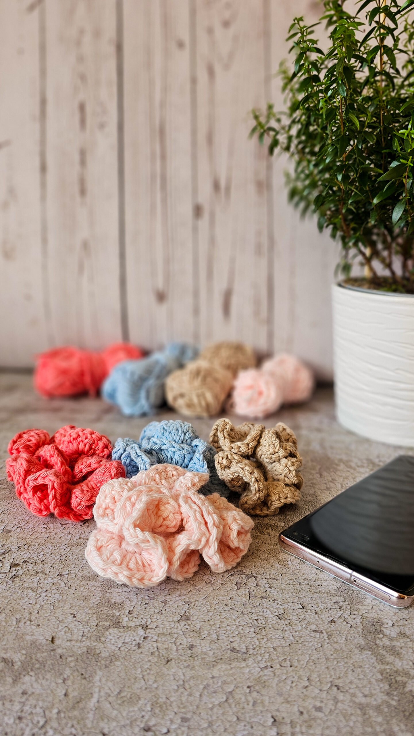 Beżowa frotka do włosów scrunchie. - obrazek 6